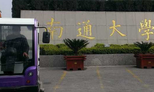 máquina de barrido de carretera en la universidad en nantong