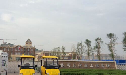 la universidad utiliza barrendero de la calle del vacío en China